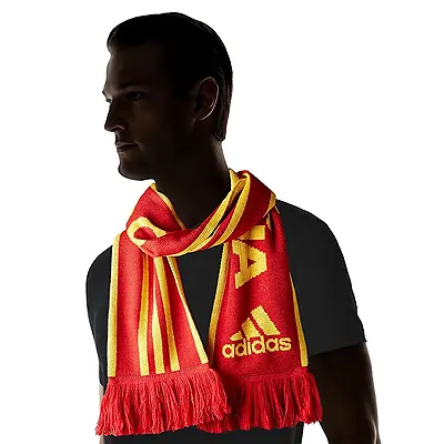 Bufanda de España ADIDAS con estampado de la bandera española en ambos lados, flecos y etiqueta con el escudo del torneo.