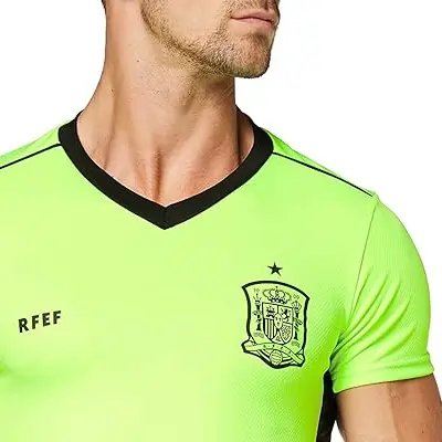Camiseta réplica oficial de la primera equipación de la selección española en la Euro 2020.