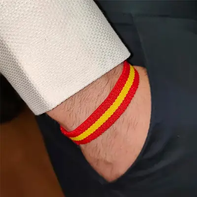 Bonita pulsera de diseño con la bandera de España y una costura de calidad.